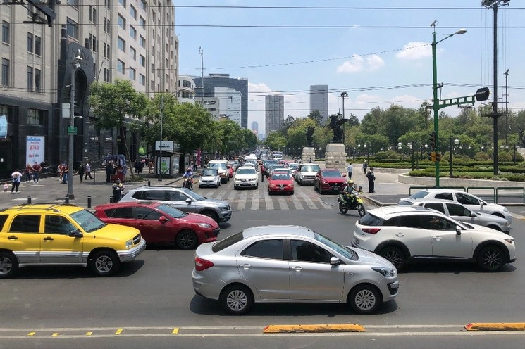 Los trámites para obtener placas vehiculares se realizarán en línea, anunció la Semovi. Foto Luis Castillo