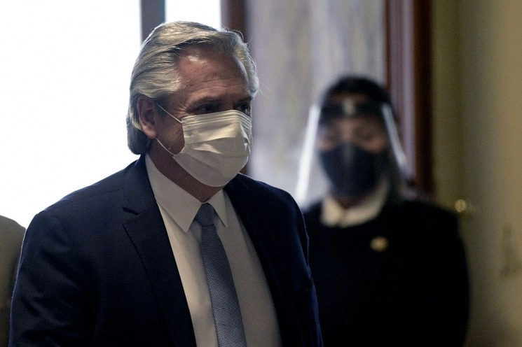 El presidente de Argentina, Alberto Fernández, con mascarilla sanitaria, llega a la Casa Rosada, sede del gobierno en Buenos Aires, para anunciar la restructuración de la deuda externa del país, el 31 de agosto de 2020. Foto Afp