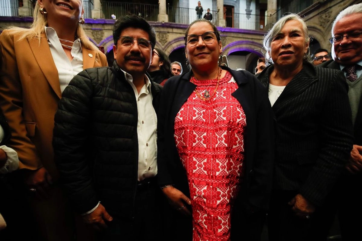 El ministro presidente electo, Hugo Aguilar, asistió al informe de actividades de la Lenia Batres Guadarrama, en el Museo de la Ciudad de México. En la imagen también aparece la ministra electa María Estela Ríos. Foto 