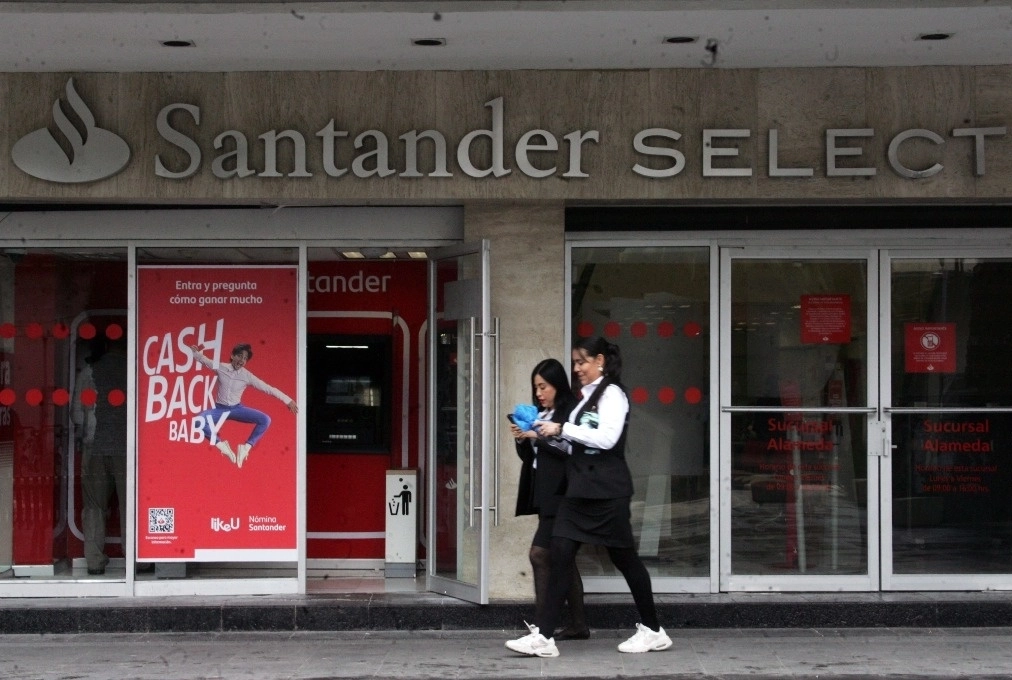 Sucursal de Santander en la Ciudad de México. Foto Roberto García Rivas /Archivo