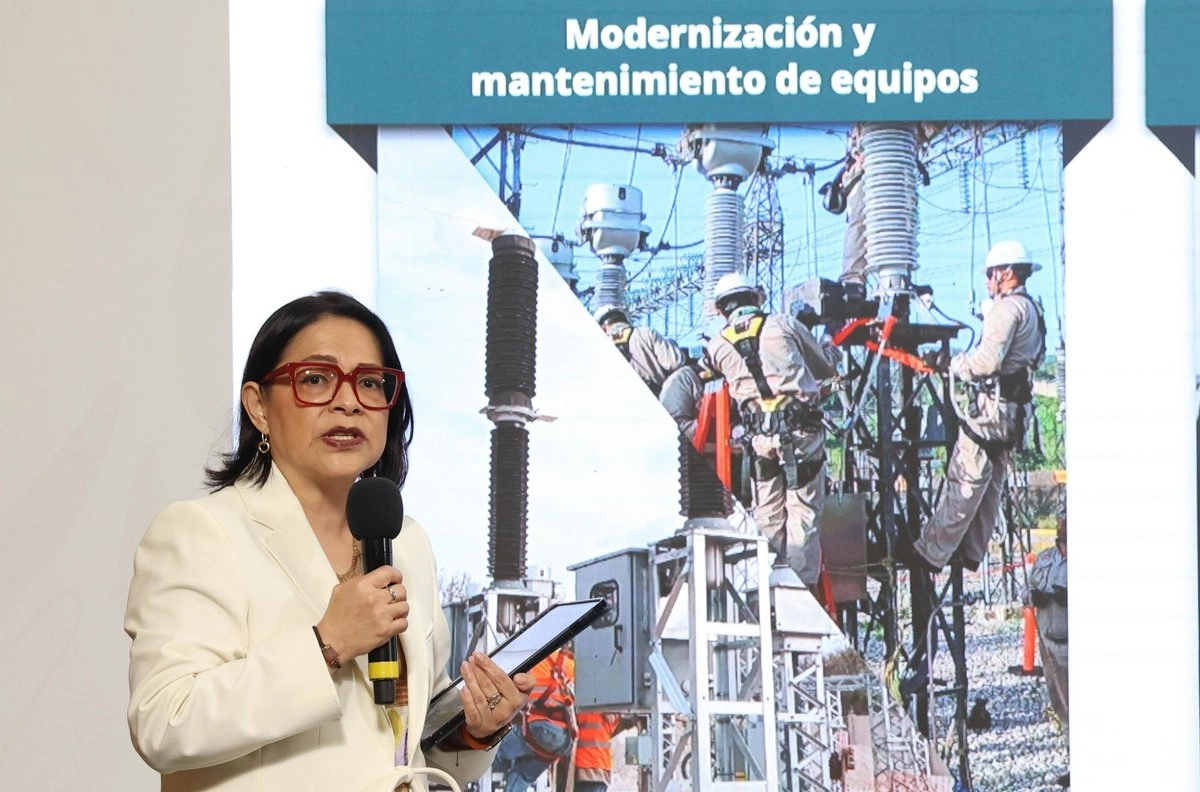 Emilia Esther Calleja Alor, directora general de la CFE. 