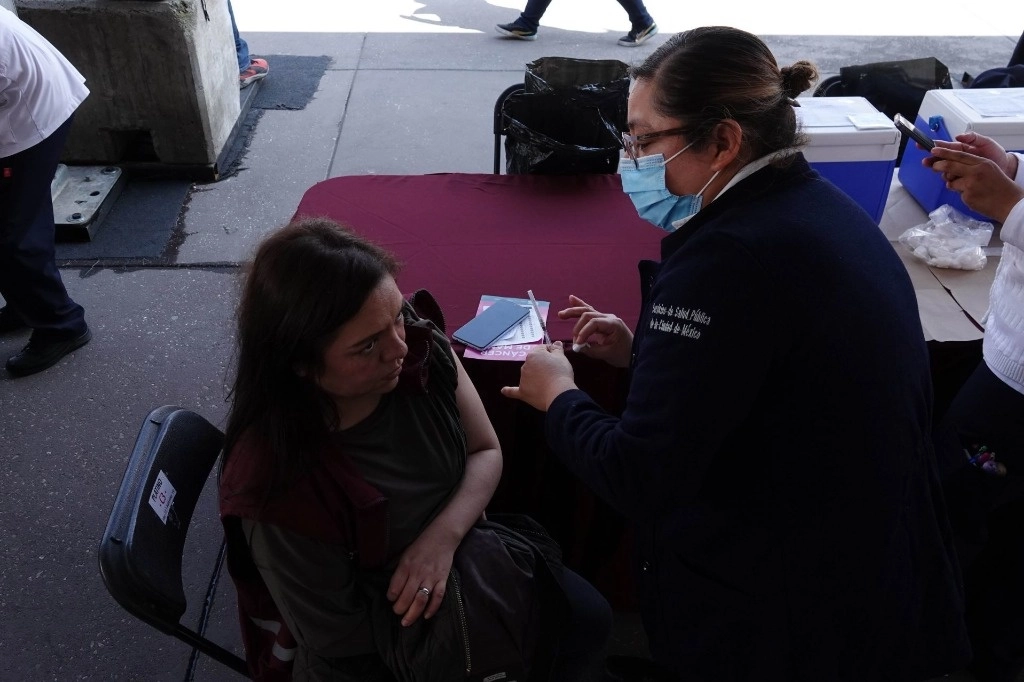 Una enfermera aplica una dosis de vacuna en el marco del arranque de la campaña de vacunación (el pasado 22 de octubre) para la Temporada Invernal 2024-2025 en el Zócalo capitalino. Las vacunas que serán aplicadas son: refuerzo Covid-19, Influenza para grupos prioritarios, así como Neumococo. Foto Cuartoscuro