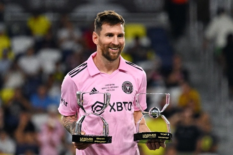 El delantero argentino número 10 del Inter Miami, Lionel Messi, posa con los premios al Mejor Jugador y Máximo Goleador después de que el Inter de Milán ganara la final de la Copa de Ligas contra Nashville SC en Geodis Park en Nashville, Tennessee. Foto Afp