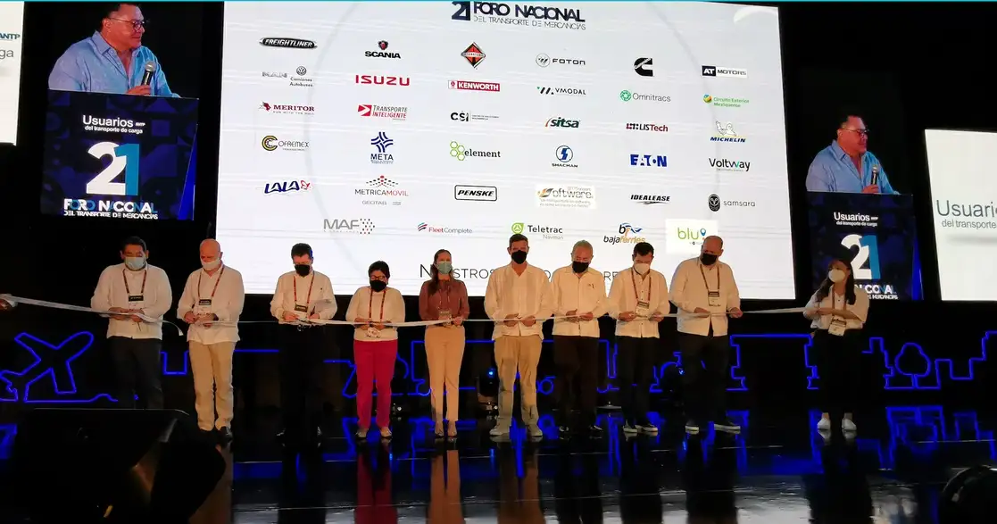 Con el panel denominado “Innovación Tecnológica y Energías Limpias”, los distintos fabricantes de tractocamiones y vehículos pesados transmitieron sus ideas acerca del futuro de las energías sustentables y el mercado en este tipo de unidades.
Fotos. Roberto Pérez S.
