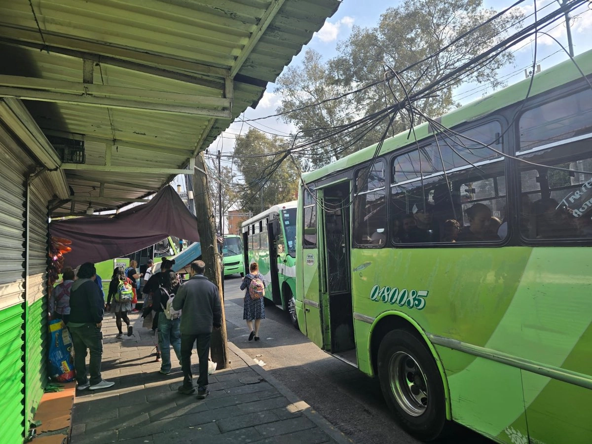 En un recorrido realizado en este punto en donde convergen rutas de transporte hasta el Estado de México, el contraste tarifario continúa siendo desproporcionado, pues el mínimo para aquella entidad es de 14 pesos, mientras que el de la Ciudad es de 8.50.