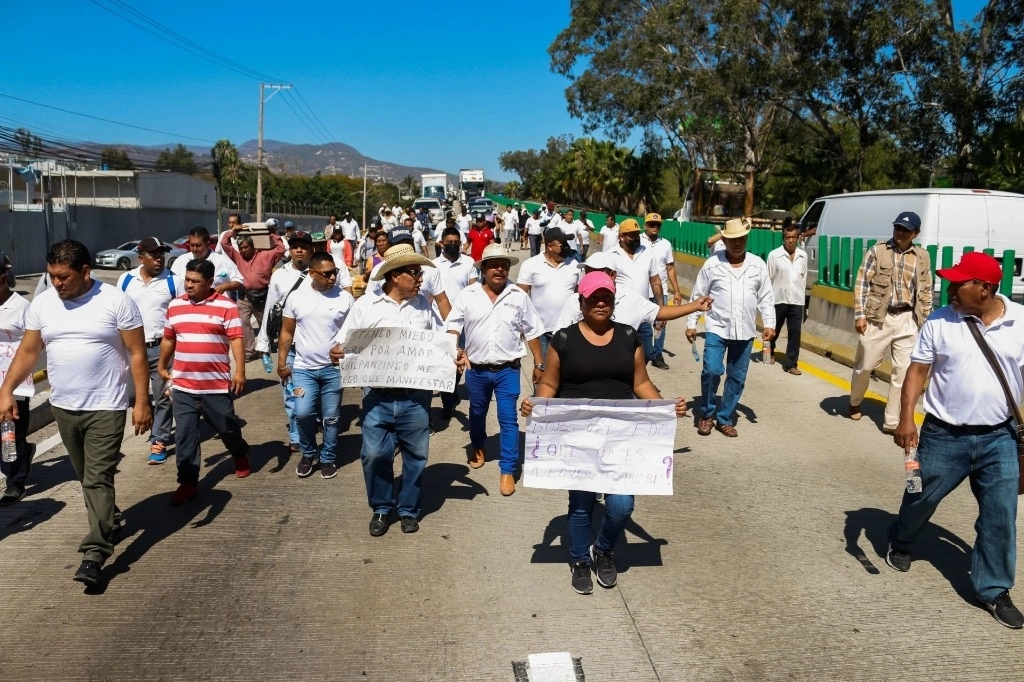 Transportistas pararon labores y protestaron tras el asesinato de cuatro choferes en la capital de Guerrero. Foto Cuartoscuro/ archivo