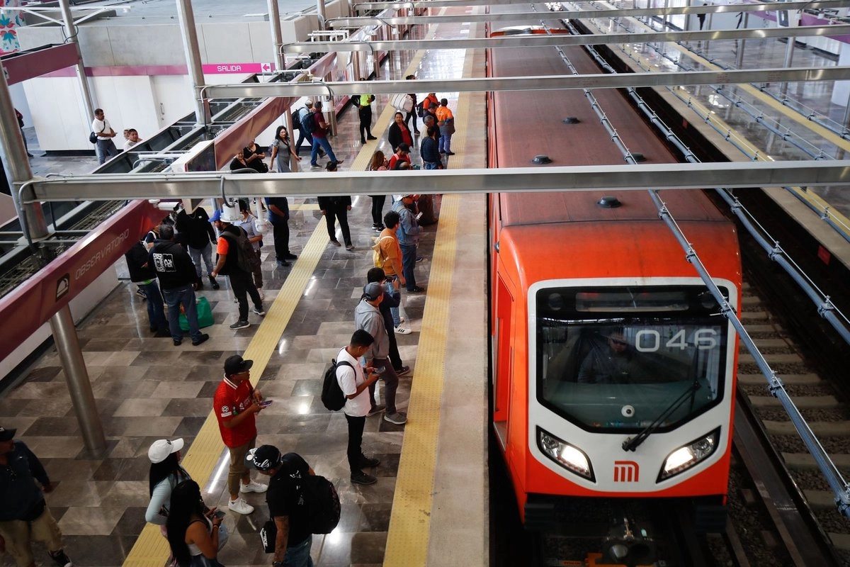 Personas utilizan la Línea 1 del metro de Observatorio a Pantitlán. Foto 