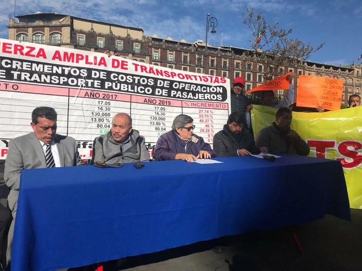 Dirigentes del Frente Amplio de Transportistas ofrecieron una conferencia de prensa afuera del Antiguo Palacio del Ayuntamiento de la Ciudad de México. Foto Bertha Teresa Ramírez