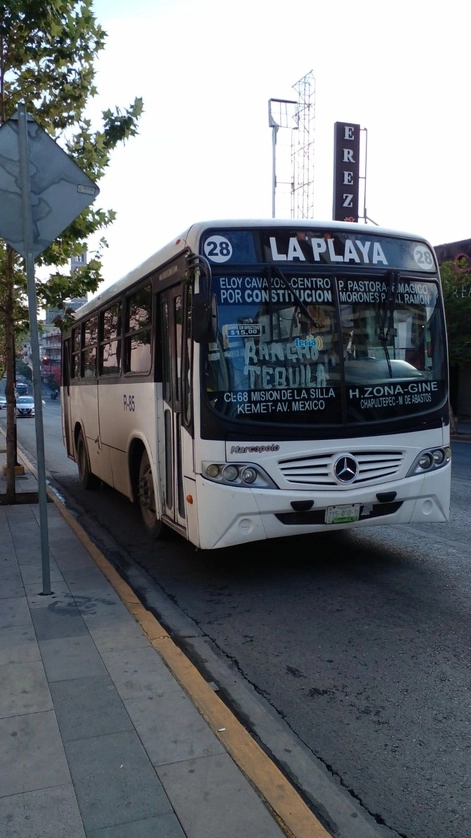 Aspectos del transporte público en Monterrey. Foto Raúl Robledo