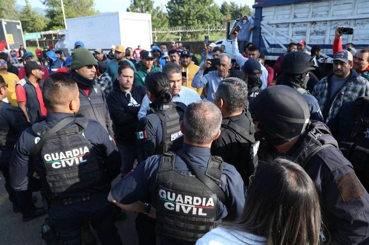 Elementos de la Guardia Civil del estado inician diálogo con transportistas. Foto tomada de X @SSeguridad_Mich