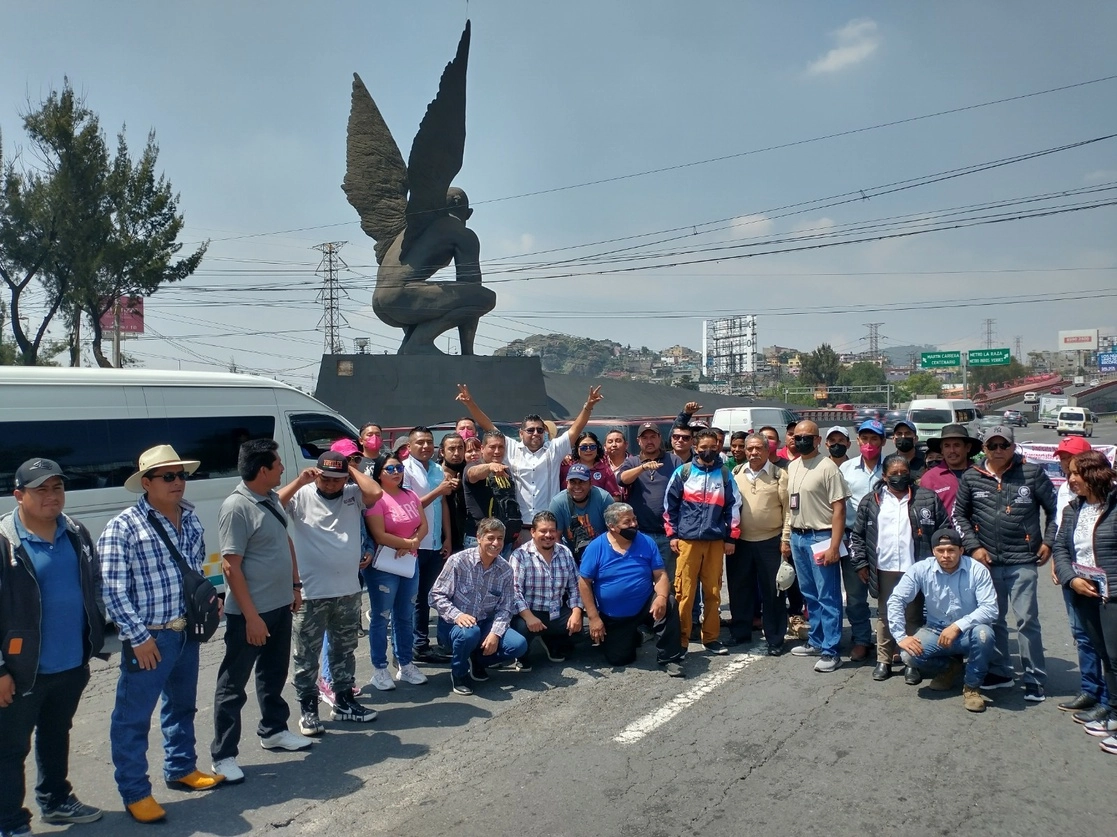 Transportistas bloquean carriles laterales de la autopista México-Pachuca, cerca de la escultura el Vigilante, en Ecatepec, para exigir un alto a los elevados cobros en “corralones”, abusos policiacos y el aumento de robos en la entidad, el 3 de agosto de 2022. Foto Javier Salinas