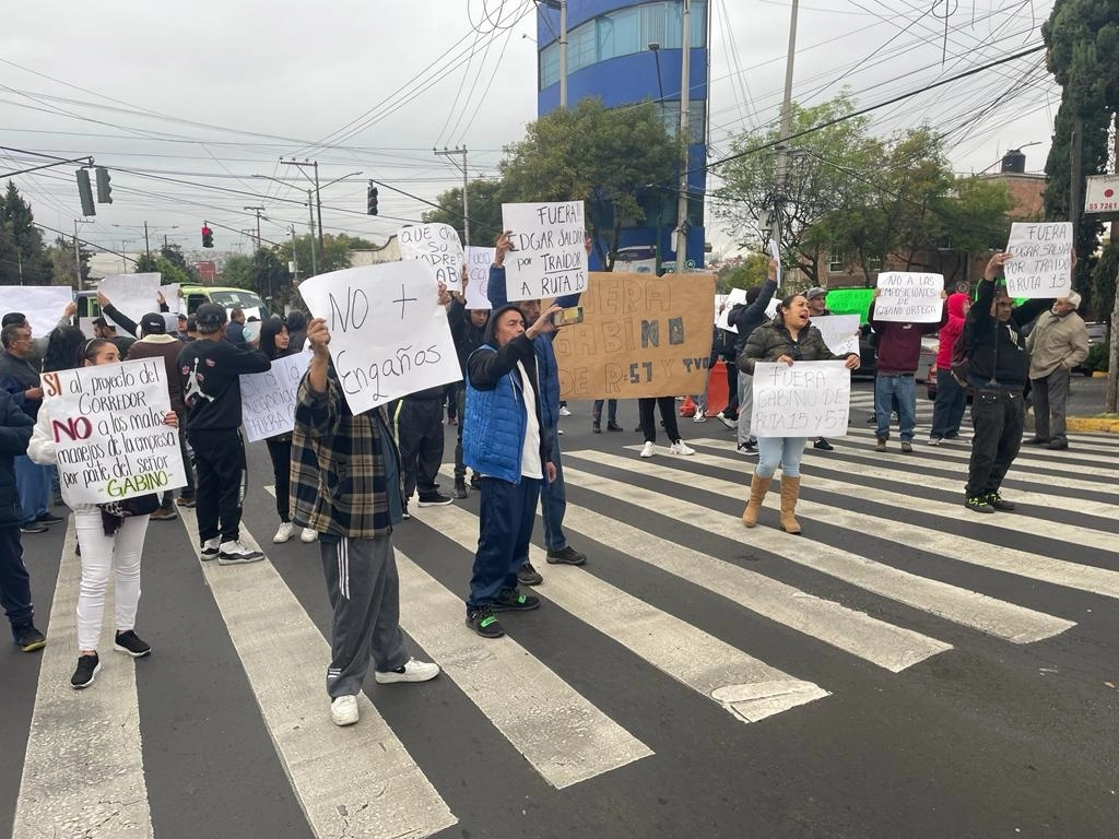 Los transportistas acusan a la Semovi de despojarlos de su ruta. Foto Bertha Teresa Ramírez