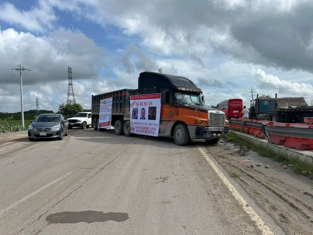 Transportistas bloquearon la carretera federal Chetumal-Bacalar en demanda del pago de más de 90 millones de pesos que se les adeuda por traslado de roca basáltica. Foto ‘La Jornada’