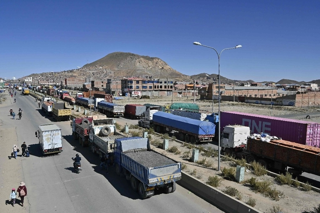 Camioneros de carga internacionales bloqueando una carretera durante una protesta en Oruro, Bolivia, el 31 de julio de 2024. Foto Afp