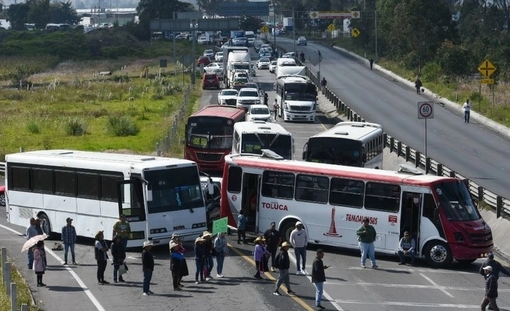 De acuerdo a los manifestantes todos ellos pertenecientes a diversos síndicos de transportistas piden sean integrados para brindar servicios. Foto La Jornada
