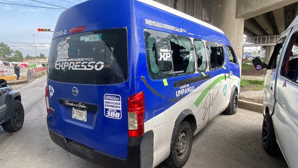 Choferes de la línea de transporte público Servicios Expresso bloquearon la carretera federal libre México-Pachuca para exigir seguridad en la prestación del servicio, el 28 de agosto de 2024. Foto Javier Salinas Cesáreo