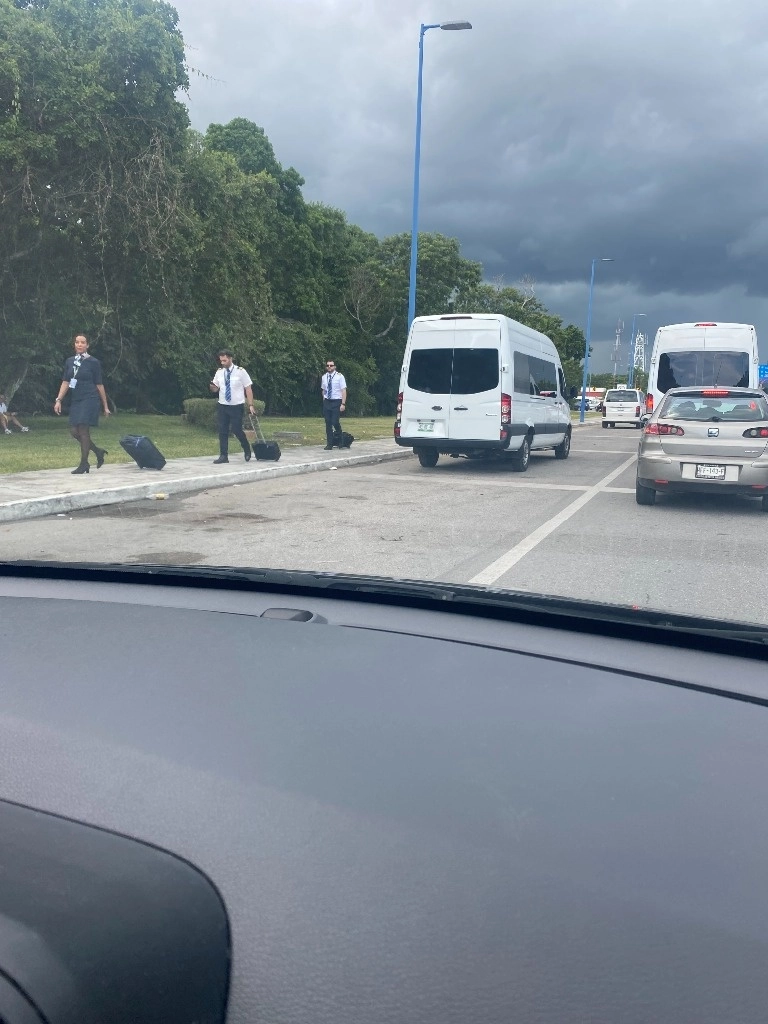 El bloqueo de transportistas afecta a los usuarios que llegan y salen del Aeropuerto Internacional de Cancún, Quintana Roo. Foto Patricia Vázquez 