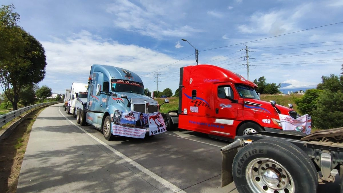 Transportistas realizan bloques carreteros en protesta por la inseguridad