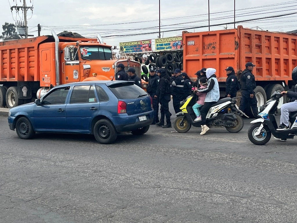 Aspectos del bloqueo de transportistas en la carretera federal México-Cuautla. Foto René Ramón
