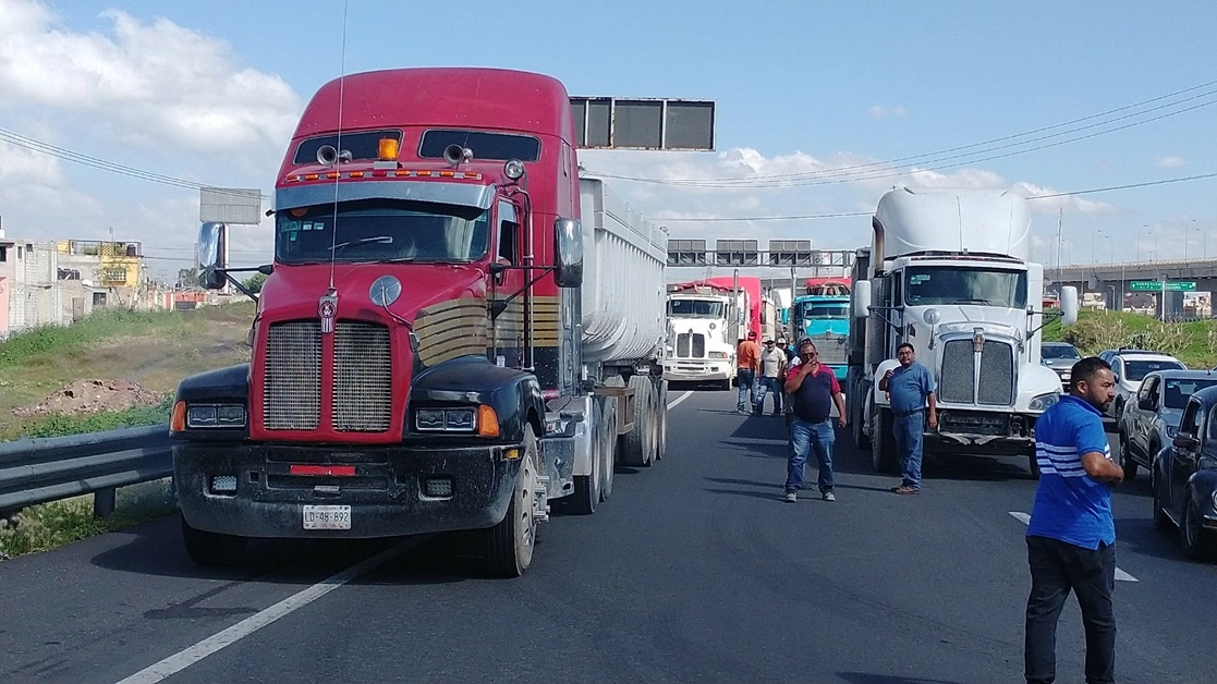 Transportistas demandaron mejores condiciones de trabajo y pago de deudas pendientes por parte de ICA. Foto Javier Salinas 