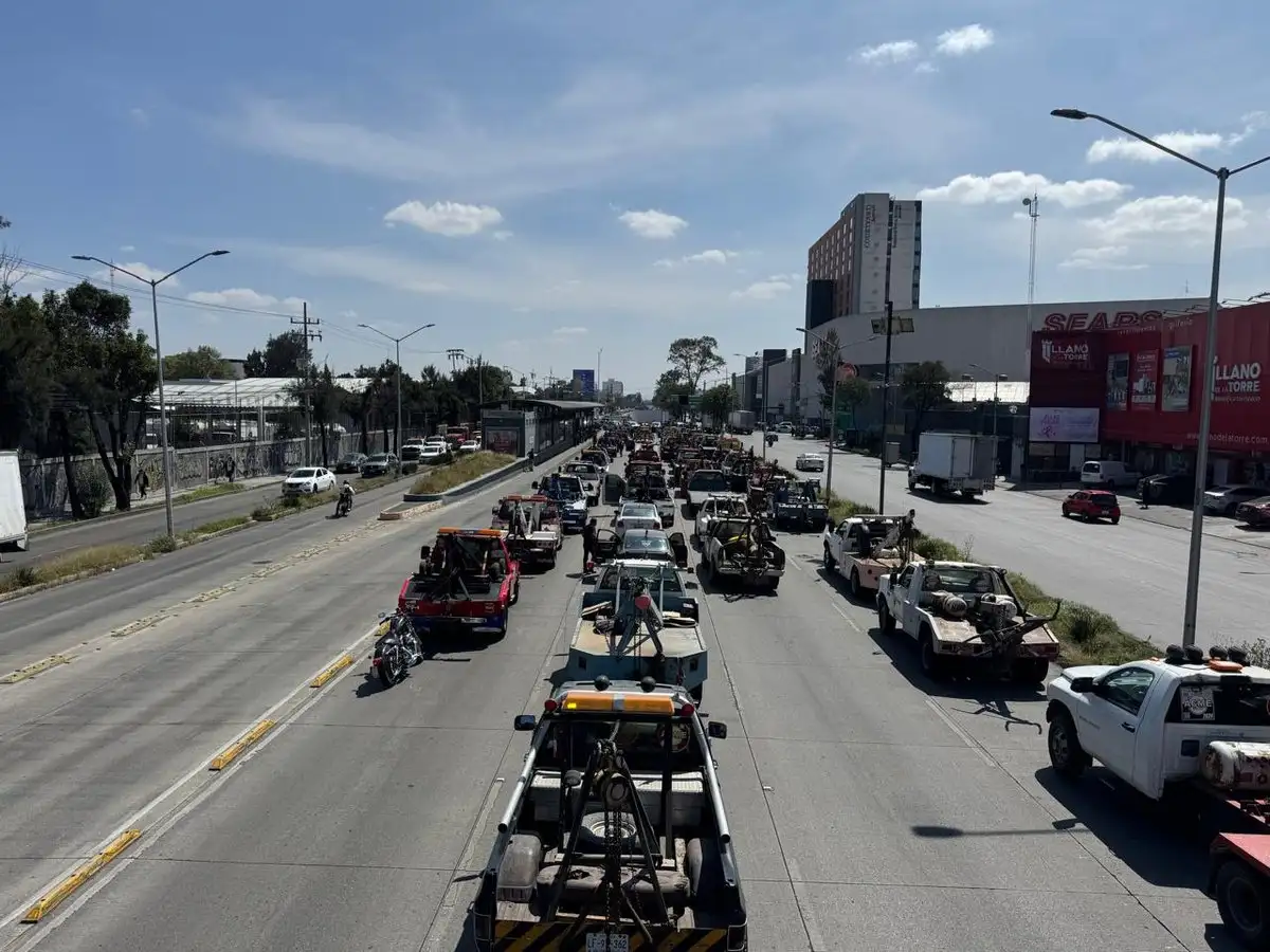 Transportistas fueron detenidos por policías de la SSC cuando intentaban llegar al Zócalo capitalino, los manifestantes  bloquearon la avenida Vallejo. Foto 