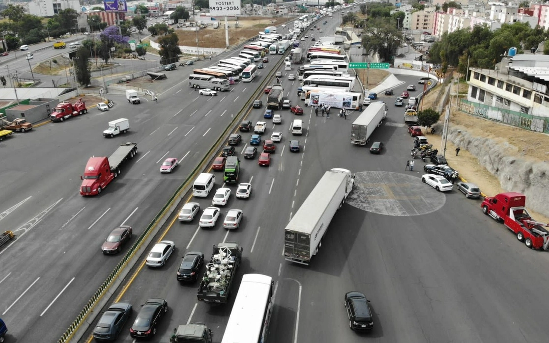 Representantes de la Amotac, cuyos agremiados realizaron el martes un paro nacional, se reunieron ayer en la Ciudad de México con funcionarios federales. La imagen, en la caseta México-Pachucha, el pasado 22 de marzo. Foto Alfredo Domínguez