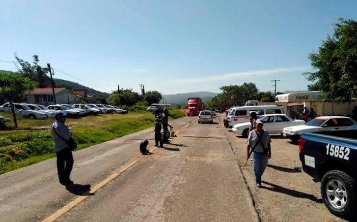 Transportistas de la Costa Chica de Acapulco, Guerrero, pidieron al gobierno federal dejar trabajar a la Policía Comunitaria. Foto La Jornada