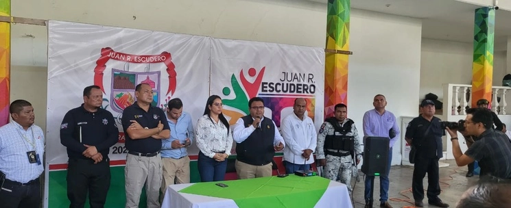 Personal de la Secretaría General de Gobierno con elementos de la Fiscalía General del Estado sostuvieron una reunión con transportistas de Tierra Colorada para atender el reporte de dos mujeres integrantes de este gremio desaparecidas en este municipio, el 24 de agosto de 2023. Foto tomada de Twitter @GuerreroComSoc