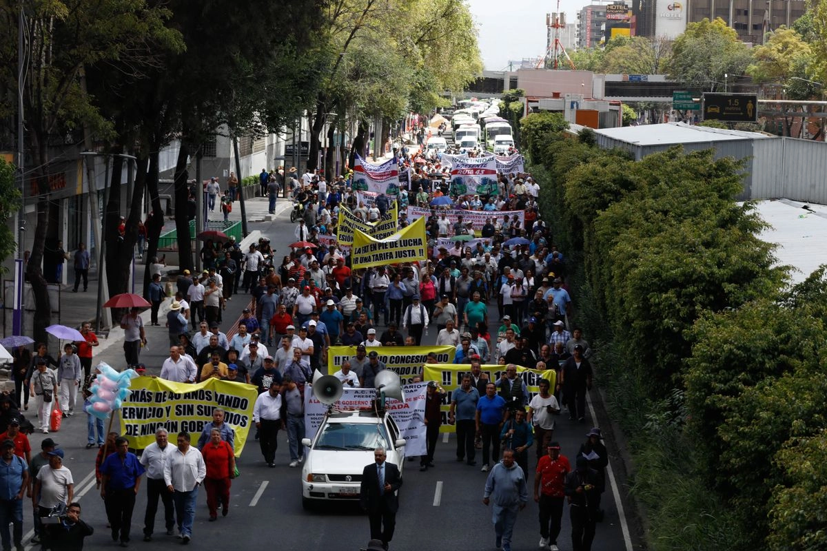 Marcha de la Fuerza Amplia de Transportistas para demandar la actualización en la tarifa del transporte público en la CDMX. Imagen del 29 de julio de 2025. Foto