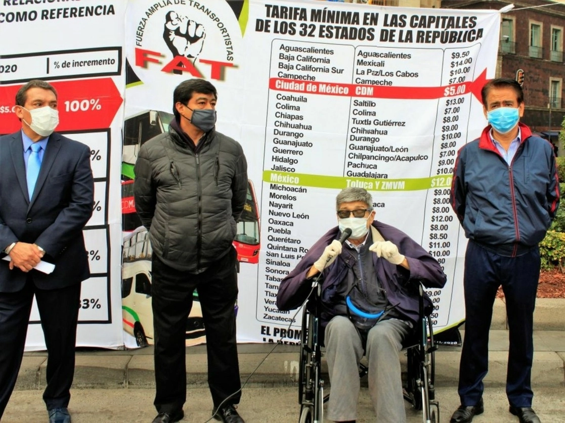 La organización Fuerza Amplía de Transportistas (FAT) en conferencia de prensa frente a la sede del gobierno capitalino. Foto Bertha Teresa Ramírez