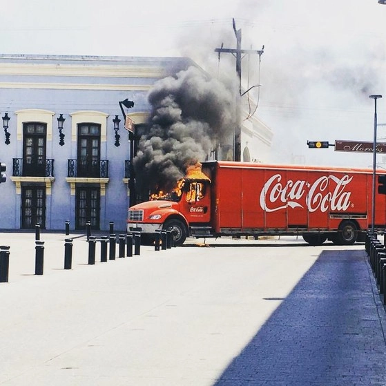 Así quedó el camión. Foto La Jornada