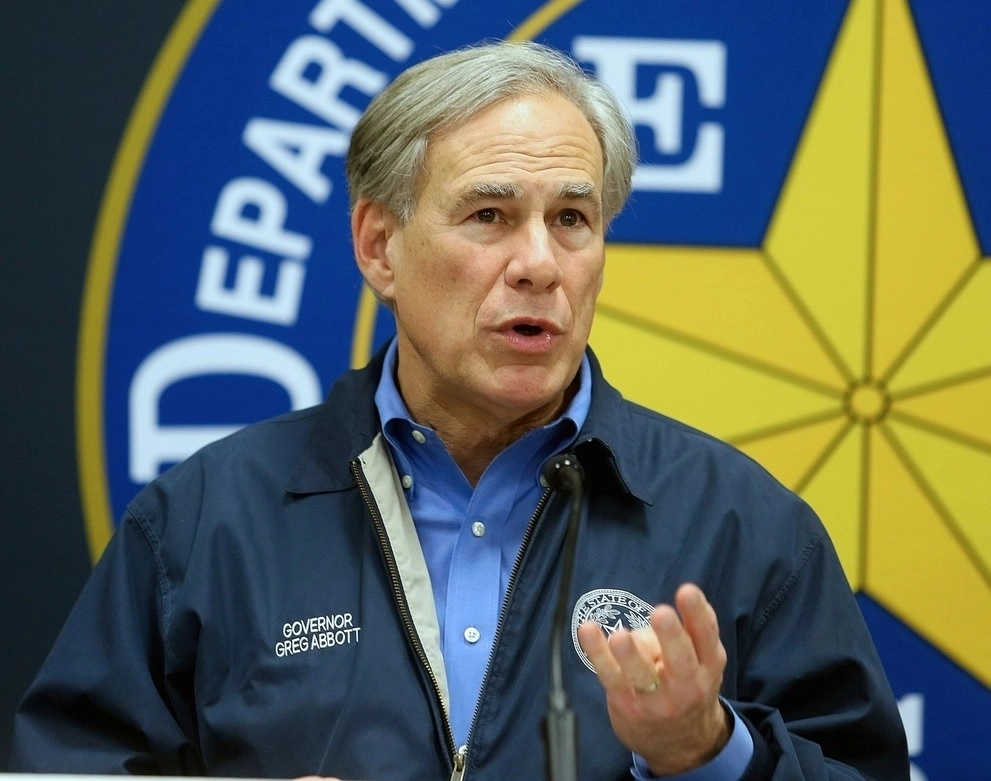 Greg Abbott, decidió endurecer las revisiones a las unidades de transporte que cruzan por los diferentes puentes fronterizos que dividen a la mexicana Ciudad Juárez con la estadunidense El Paso. Foto Ap / archivo