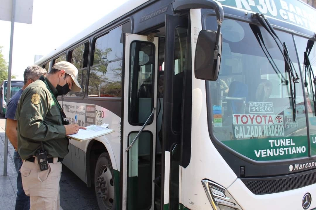 Un agente del Instituto de Movilidad y Accesibilidad de Nuevo León multa a un chofer de un camión de transporte público en la zona metropolitana de Monterrey por incrementar sin autorización la tarifa de 12 a 15 pesos. Foto ‘La Jornada’