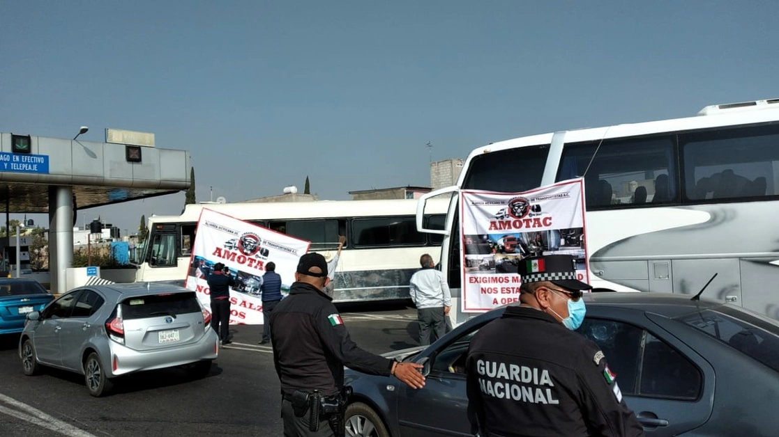 Integrantes de la Alianza Mexicana de Transportistas A.C. bloquean carreteras del Edomex, Aguascalientes, Nuevo León y Guerrero para exigir más seguridad y el retiro de la circulación de los camiones doblemente articulados. La imagen, en la carretera México-Pirámides, el 2 de marzo de 2021. Foto ‘La Jornada’