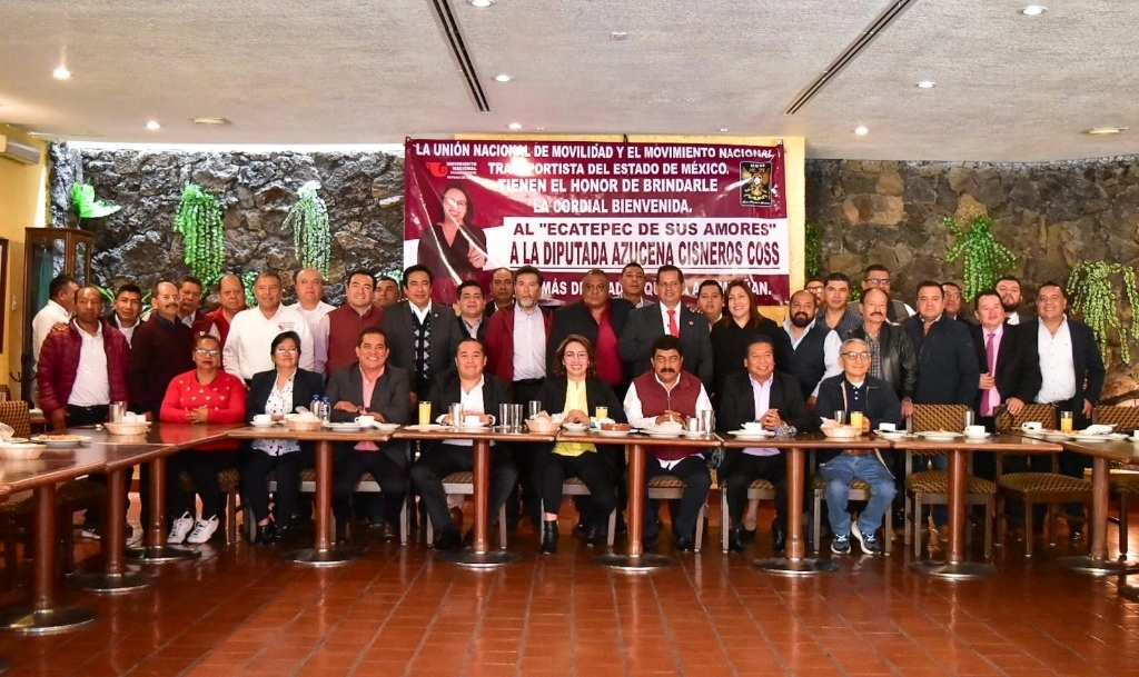 Transportistas durante una reunión con los diputados locales de Morena, Azucena Cisneros Coss, Faustino de la Cruz y Nazario Gutiérrez. Foto Javier Salinas Cesáreo