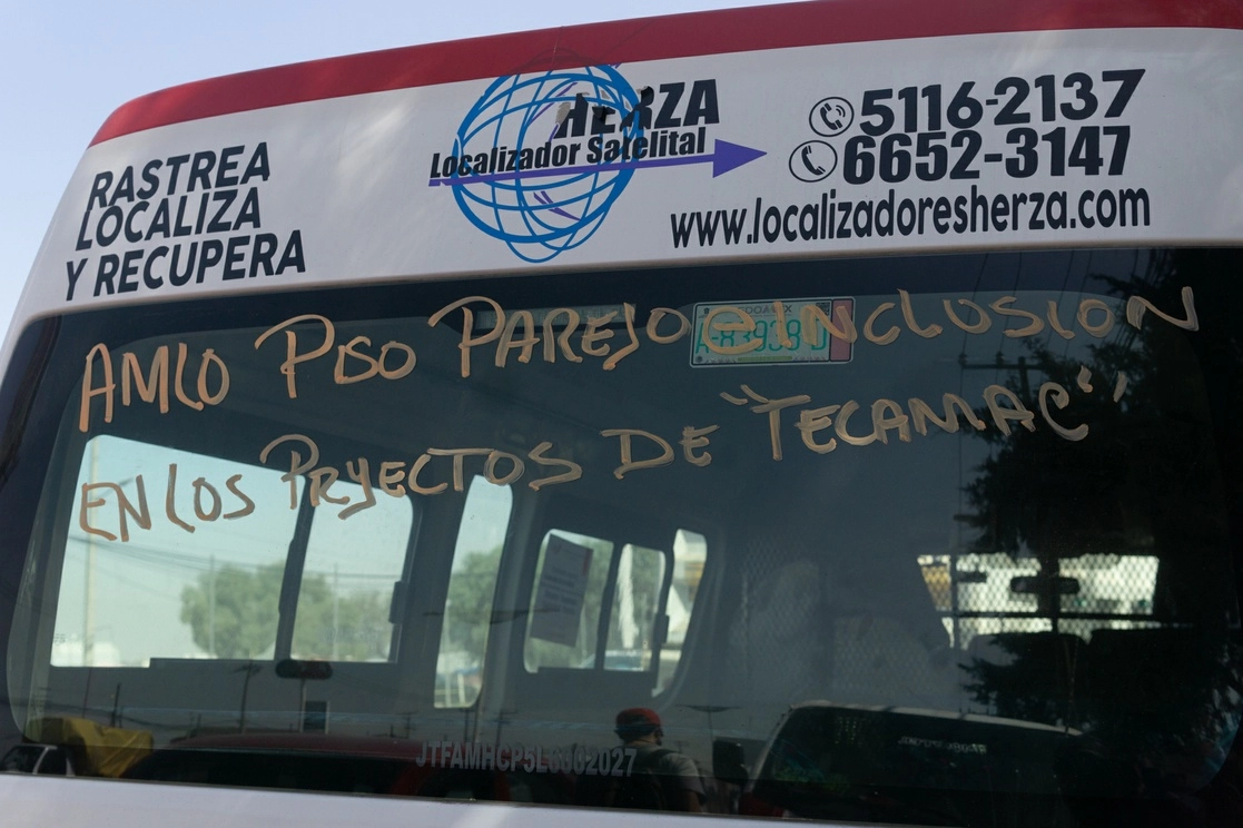Transportistas de municipios circundantes al AIFA realizaron un bloqueo en la carretera libre México-Pachuca, donde se reportaron ataques contra unidades de transporte privado que brindan servicio desde la Ciudad de México a la nueva terminal aeroportuaria, el 26 de marzo de 2022. Foto Pablo Ramos