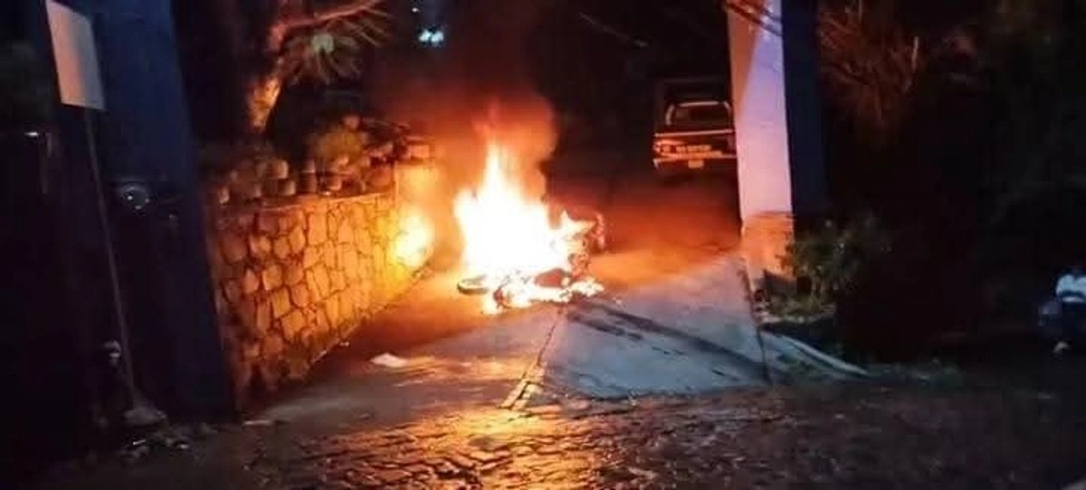 Presuntos transportistas incendiaron dos motopatrullas del C2 en el municipio de Taxco de Alarcón, en la zona Norte de Guerrero en respuesta a la agresión que supuestamente recibió uno de los agremiados. Foto 
