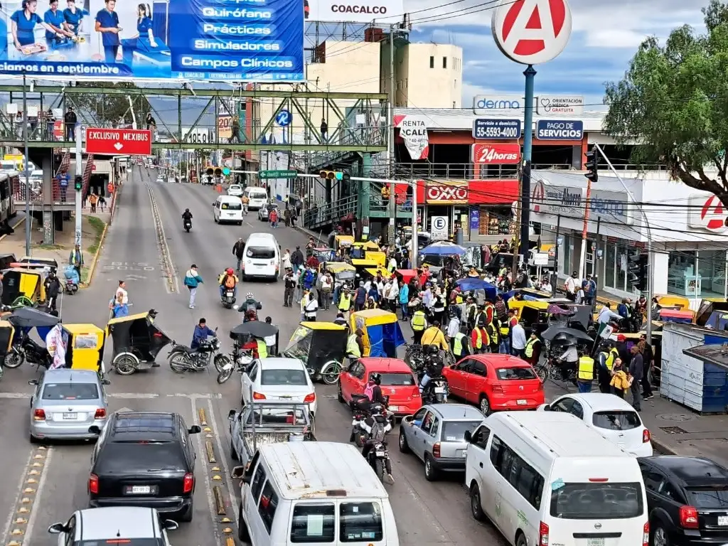 Mototaxis, transportistas y recolectores de basura se unieron a los bloqueos en Ecatepec, para exigir un alto a las extorsiones, el 11 de octubre de 2023. Foto Javier Salinas Cesáreo