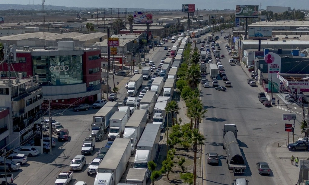 La lentitud en el cruce de carga entre Laredo, Texas y Nuevo Laredo han generado aumentos en los gastos para transportistas. Foto Cuartoscuro