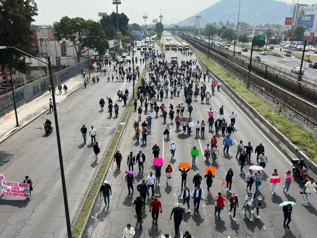 Transportistas de diferentes rutas marchan sobre calzada de Zaragoza, para exigir la devolución de sus unidades y la liberación de sus compañeros detenidos el día de ayer durante su protesta, en la Ciudad de México, el 4 de octubre de 2023. Foto Alfredo Domínguez





