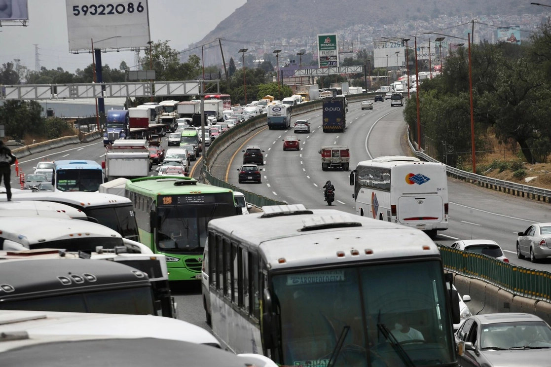 Bloqueo de Integrantes de la Alianza Mexicana de Organización de Transportistas (AMOTAC) en la carretera México-Pachuca. Foto Luis Castillo