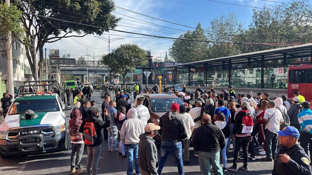 Los transportistas se manifestaron sobre Calzada de Tlalpan y San Antonio Abad con dirección hacia el Zócalo, sin embargo, fueron encapsulados por la policía, el 7 de marzo de 2023. Foto Alfredo Domínguez