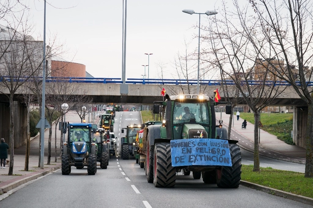 Agricultores protestan por la carretera Pradoviejo de Logroño, en Logroño, La Rioja, España, el 6 de febrero de 2023. Foto Europa Press