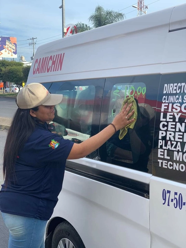 Usuarios del transporte público en modalidad de camiones y colectivos en Tepic, la capital nayarita, denunciaron este domingo el aumento del servicio de ocho pesos a 14 y en algunos casos hasta 18 pesos, sin autorización oficial. Foto Luis Martín Sánchez