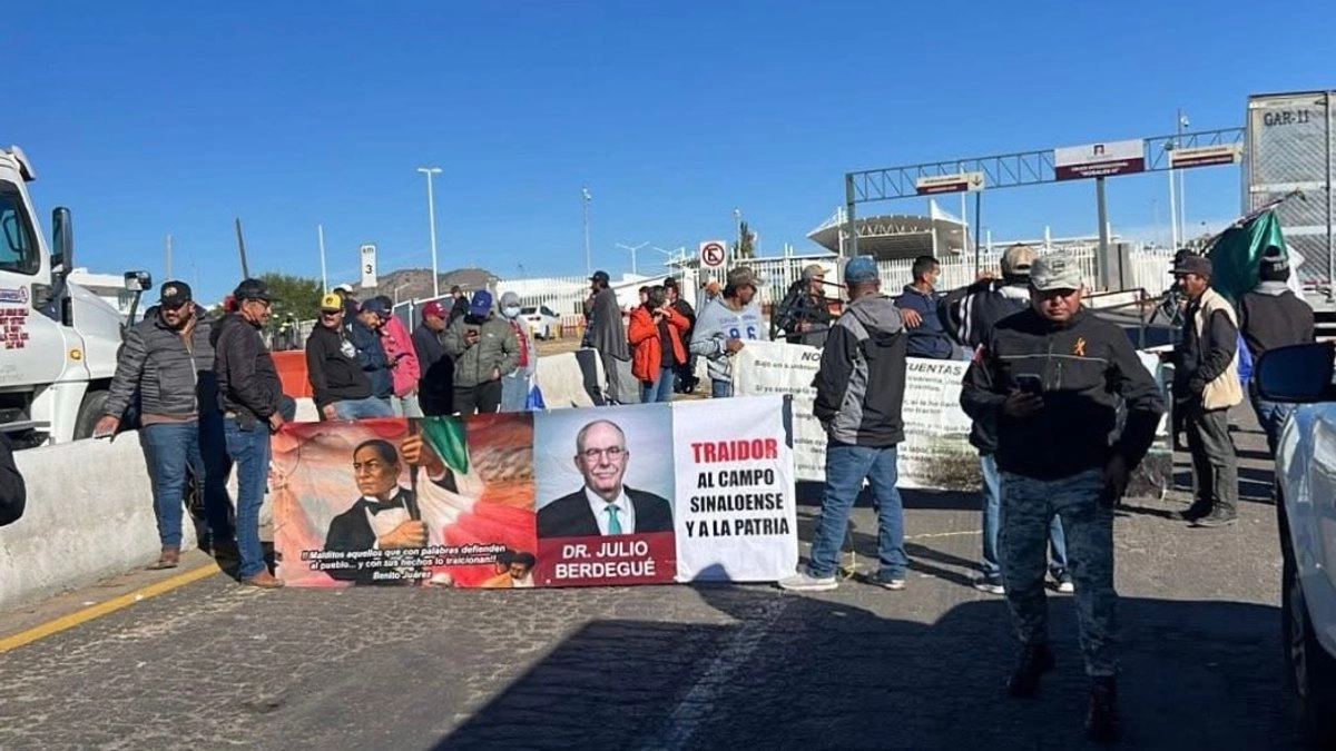 El cierre total mantiene detenidas decenas de unidades de transporte de mercancías, afectando directamente la dinámica comercial de esta frontera de Sonora, una de las más activas del país.