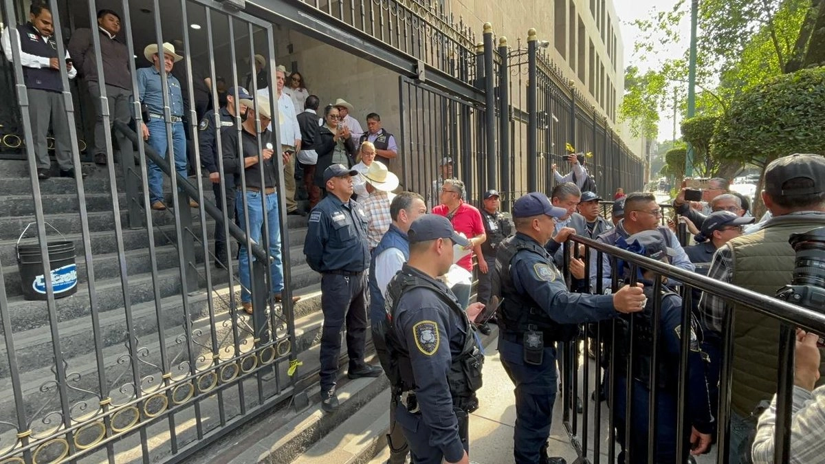 Un par de horas después de haber dejado el diálogo sin llegar a acuerdos, los representantes de transportistas y agricultores volvieron a la dependencia, esperando ser recibidos con “ánimos diferentes”. Foto