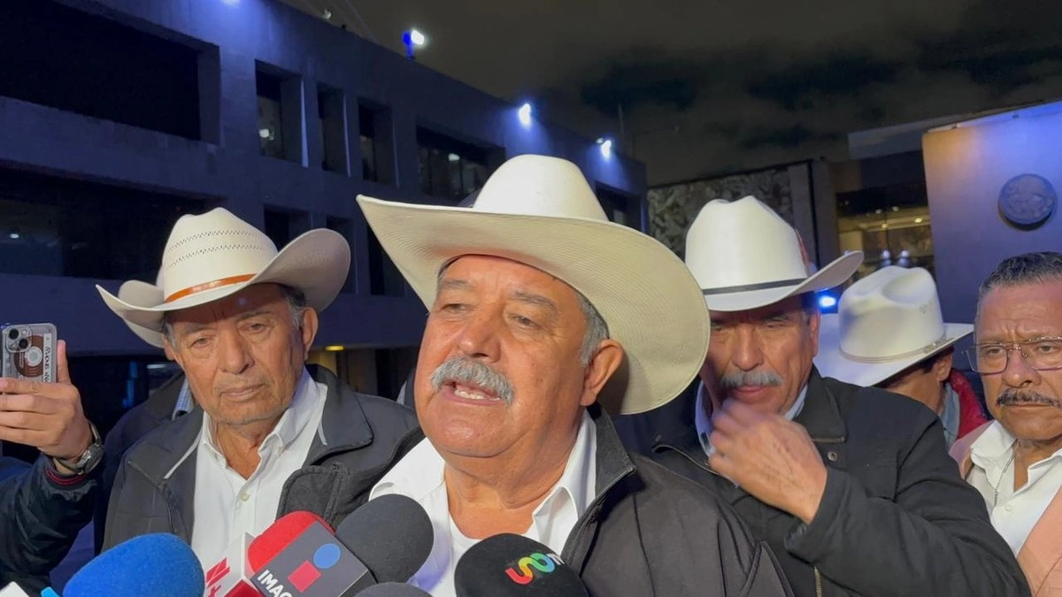 Al concluir el diálogo, Eraclio Rodríguez, dirigente del FNRCM explicó que en la iniciativa de Ley General de Aguas habrá ajustes para “el tema de las concesiones (de agua) para que se puedan heredar”. Foto