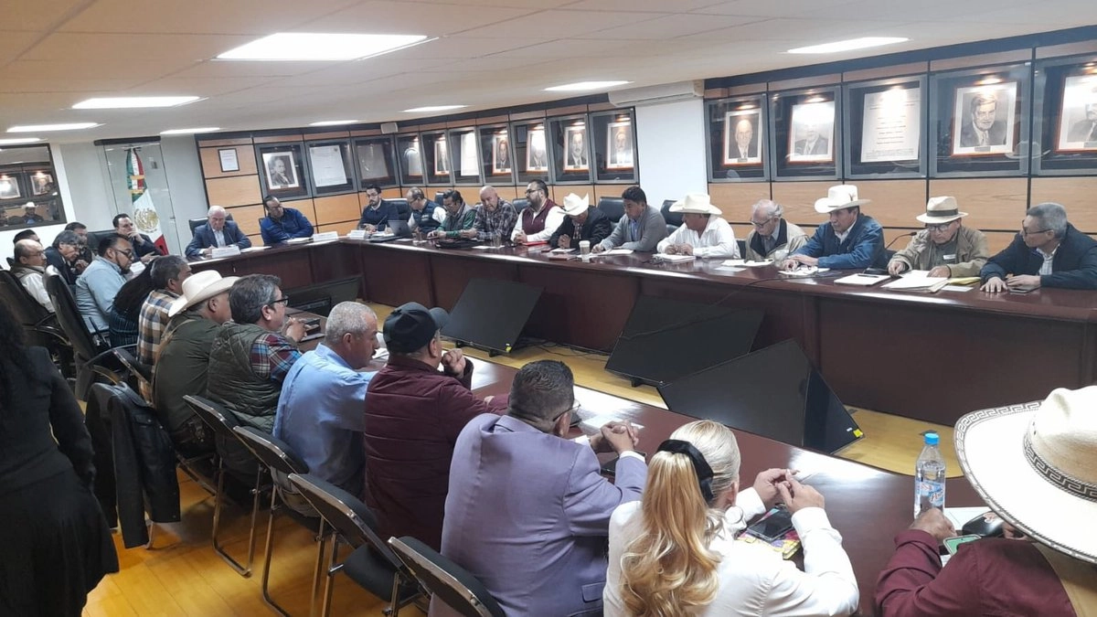 Mesa de diálogo de campesinos y transportistas con representantes del gobierno federal. 