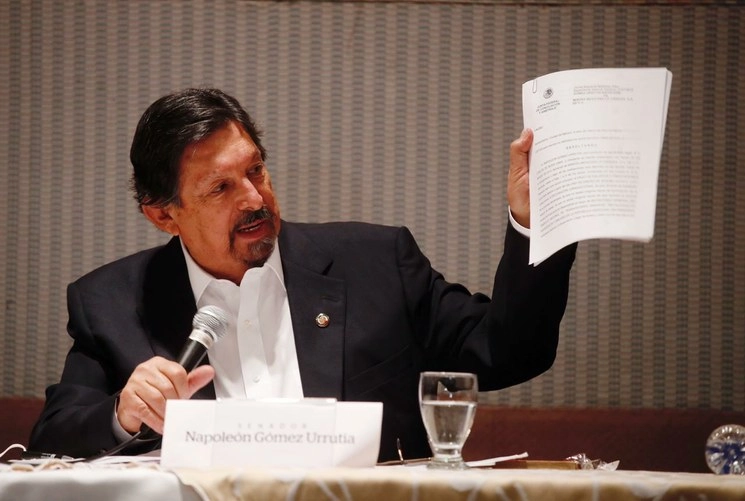 El senador Napoleón Gómez Urrutia expone la resolución de un juicio laboral contra Minera Mexicana La Ciénega, empresa del Grupo Peñoles, en el salón Murillo del Hotel Sevilla Palace, en la Ciudad de México. Foto Cristina Rodríguez