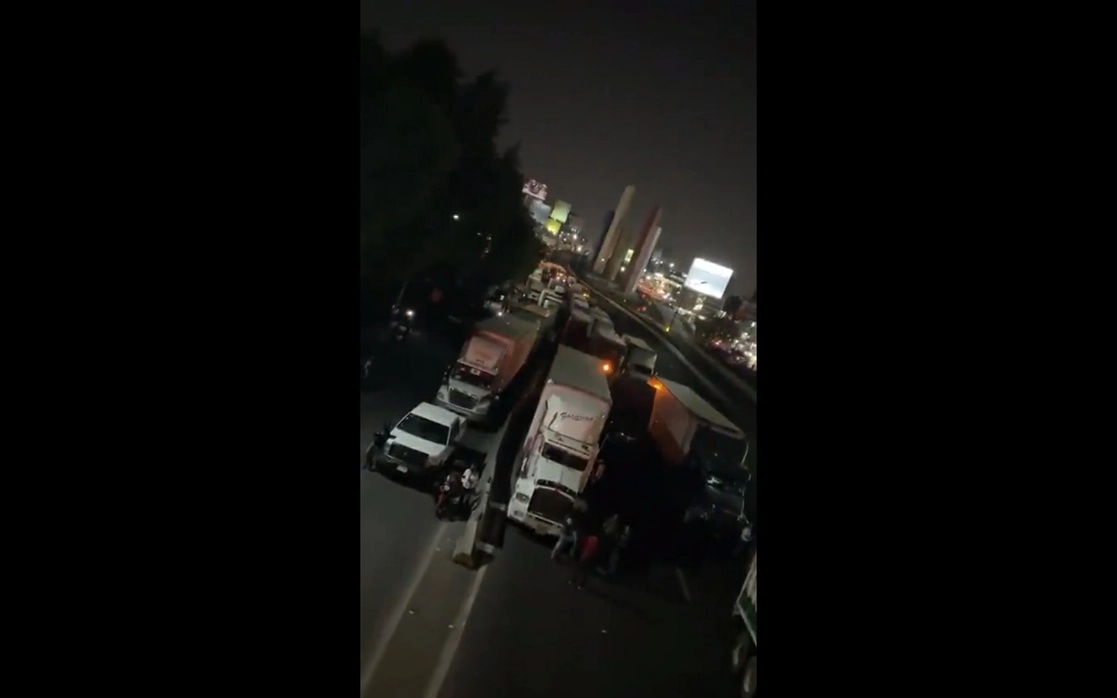 Los manifestantes mantienen un bloqueo parcial a la altura del Parque Naucalli, el 5 de abril de 2022. Imagen tomada de un video de Twitter